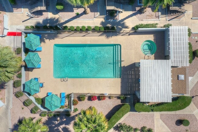 Vista aérea del área de la piscina - North Mountain Apartments