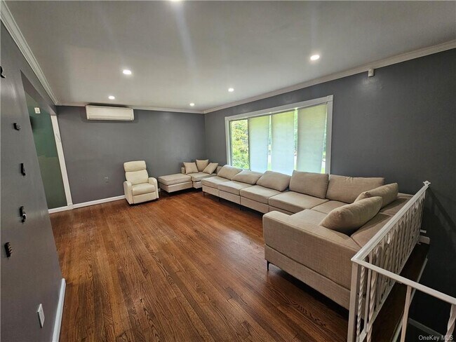 Foto del edificio - 166 Summit Park Rd