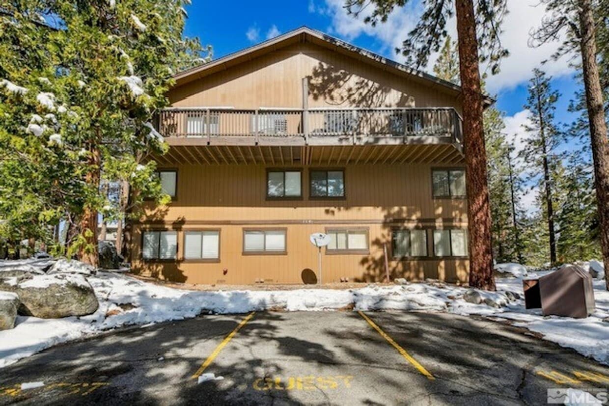 Foto principal - Large quiet condo backs to the forest