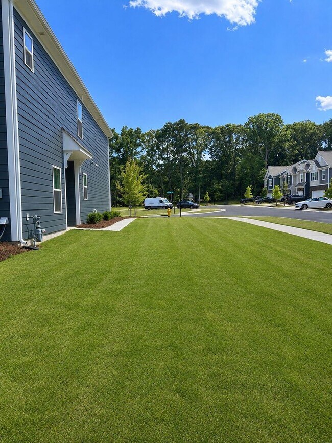 Foto del edificio - Newer 3 Bed + Loft End Unit Townhome in Monroe