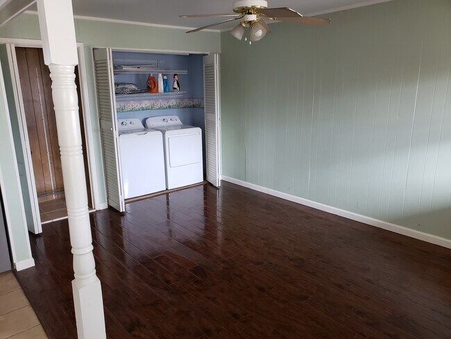 Sala de estar n.° 1 con área de lavandería - 703 NW 7th St