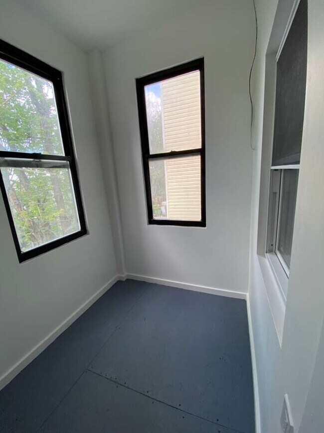 Building Photo - 25 Riverview Pl