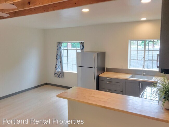 Foto del edificio - Studio, 1 bath House - 2829 SE Belmont St....