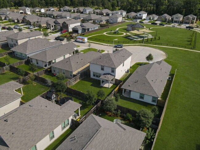 Foto del edificio - CUL-DE-SAC LIVING IN GRACE LANDING—JUST STEPS FROM THE PLAYGROUND & SPLASH PAD!