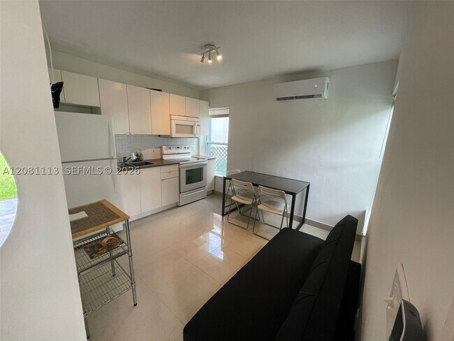 Foto del edificio - 2463 NE 183rd St
