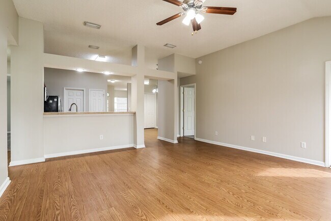 Building Photo - 387 Summit Dr