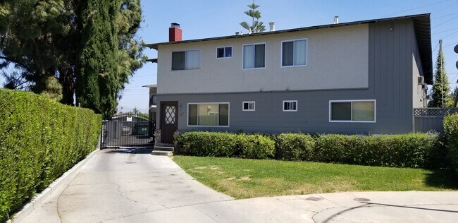 Foto del edificio - 752 Deland Ave