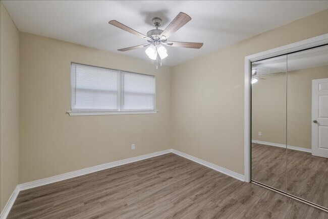 Building Photo - 207 Iris Cir