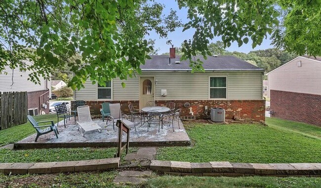 Foto del edificio - 5238 Elmwood Dr