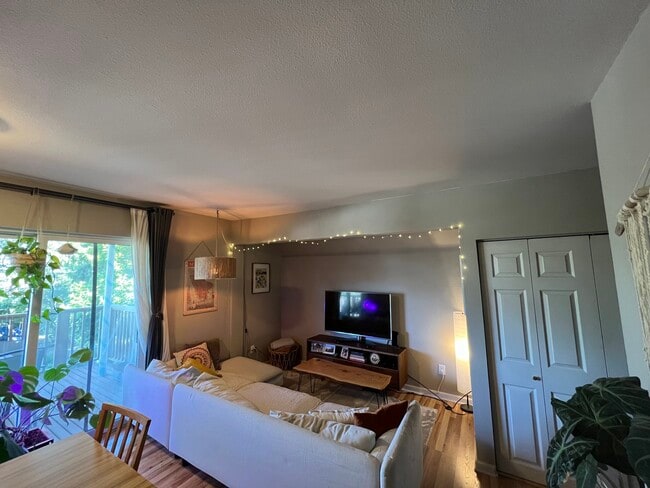 unit 102 living - 631 N Garden St