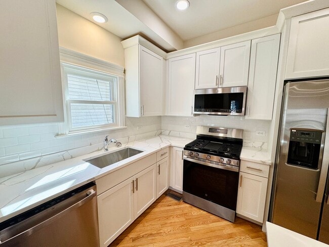 Foto del edificio - Fully Renovated 3-Bed/2-Bath in Lincoln Park, Parking Included!