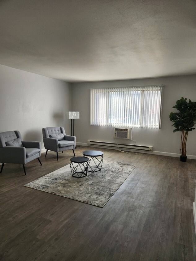 Foto principal - Creekview Apartments - Half off 1st month!