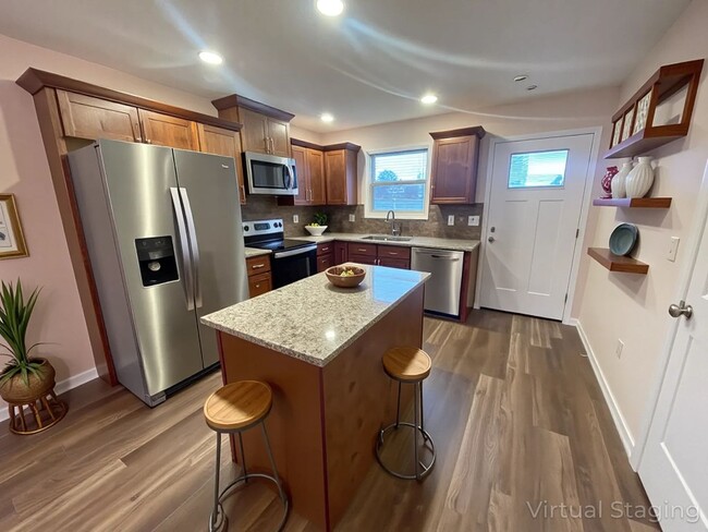Building Photo - Luxury Lake Living Starts Here – Newer 2 Bed, 2 Bath House in Kimberling City- Year Round Vacatio...