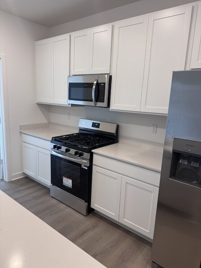 Foto del edificio - "Chic & Spacious 3-Bed Condo with Granite Elegance in Fishers!"