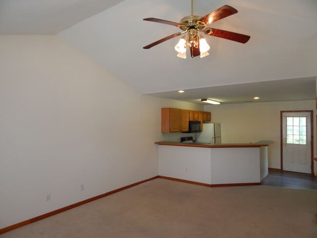 Building Photo - 3 Bed, 2 Bath Duplex