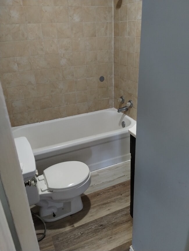 Baño - 2211 Echols St