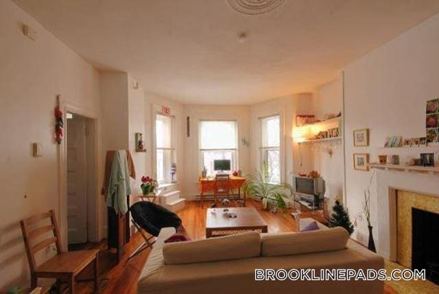 Building Photo - 1077 Beacon St