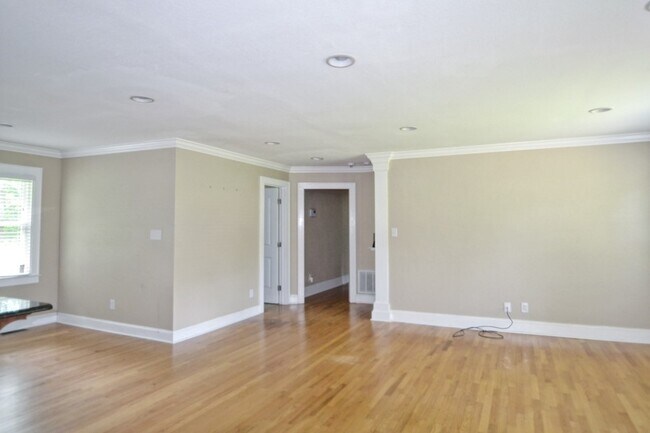 Foto del edificio - Beautifully updated brick ranch in great l...