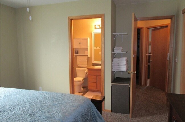 Ensuite bathroom - 2262 Eastwood Way