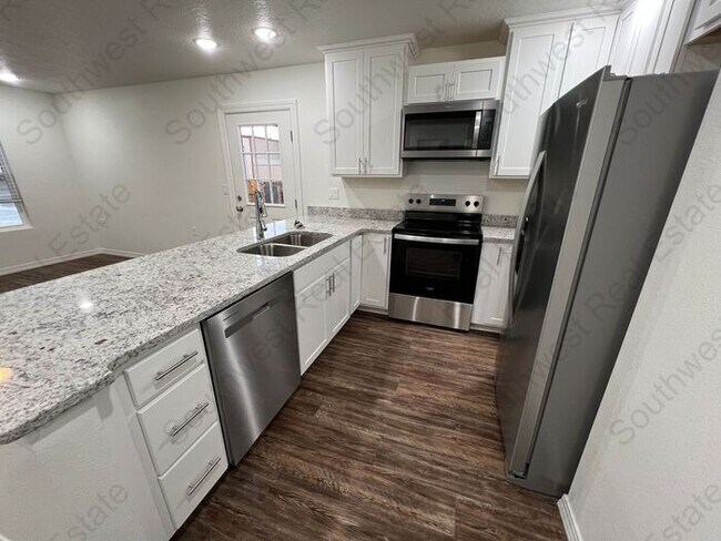 Foto del edificio - New Spacious 2 bedroom 2 bath Duplex.