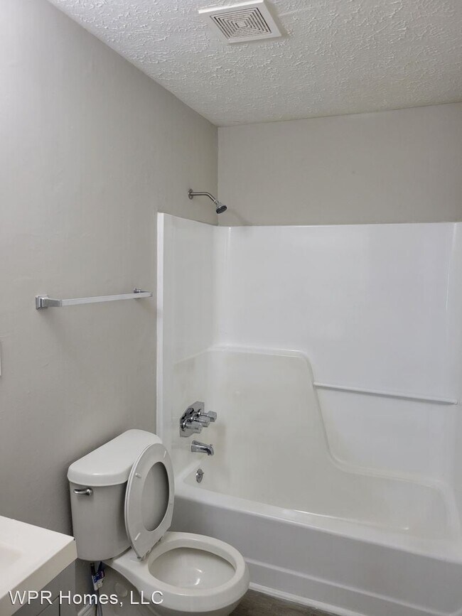 Building Photo - 2 br, 1 bath House - 6077 Pine Street Unit 6