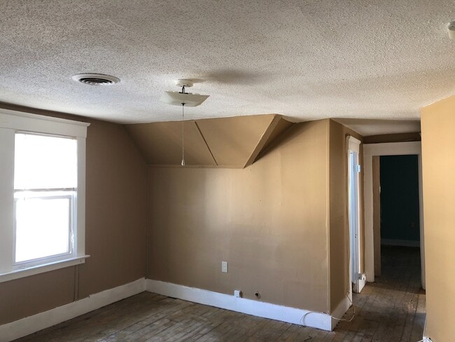 Building Photo - ELM 869-871