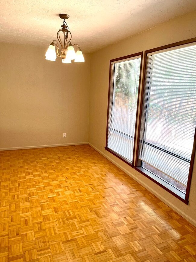 Foto del edificio - Large Unit! 2-Car Garage Parking! Don't Miss This One!