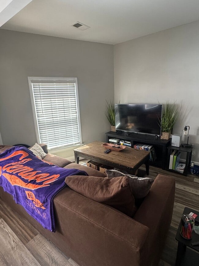 Building Photo - 9 Dixie Ave