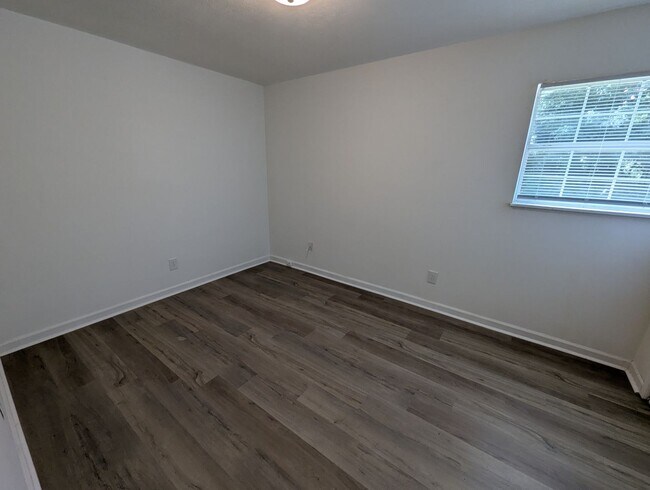 Foto del edificio - 560/562 Rustwood Dr