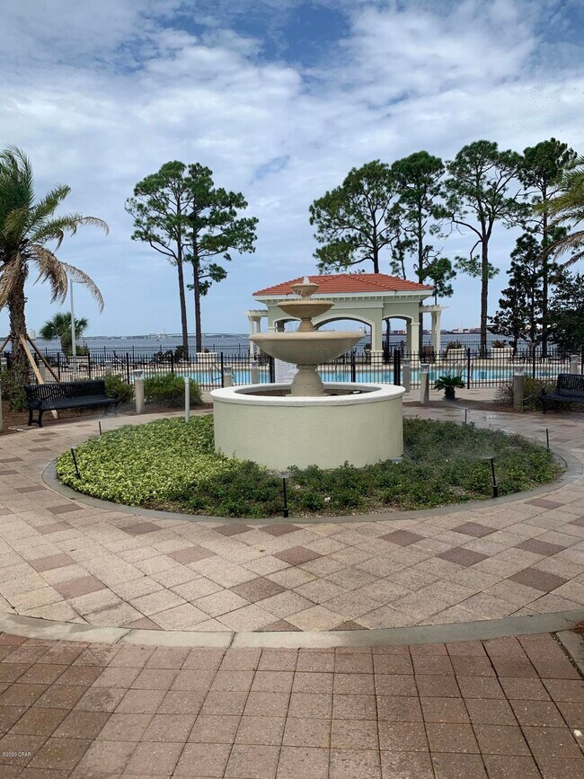Building Photo - 2400 Grandiflora Blvd