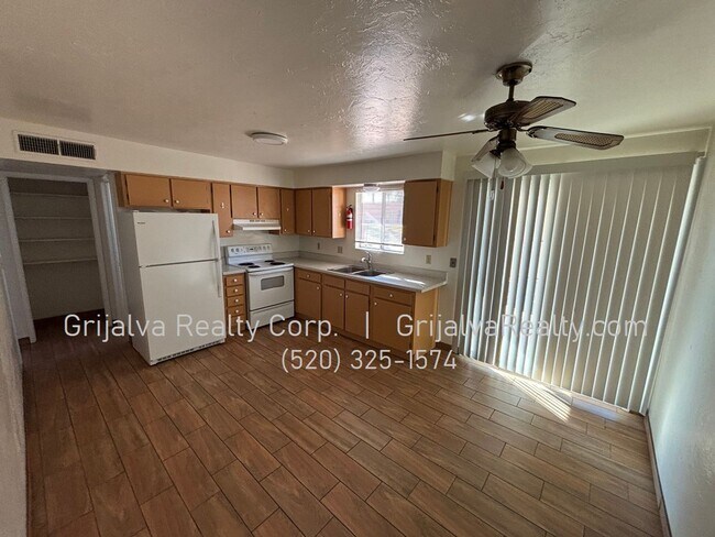 Foto del edificio - 3 Bed, 2 Bath Townhouse for Rent on the East Side (Escalante/Kolb)