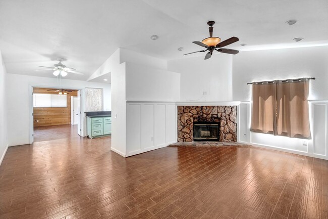 Foto del edificio - Single-Story 3 Bedroom (+1 Bonus Room and ...