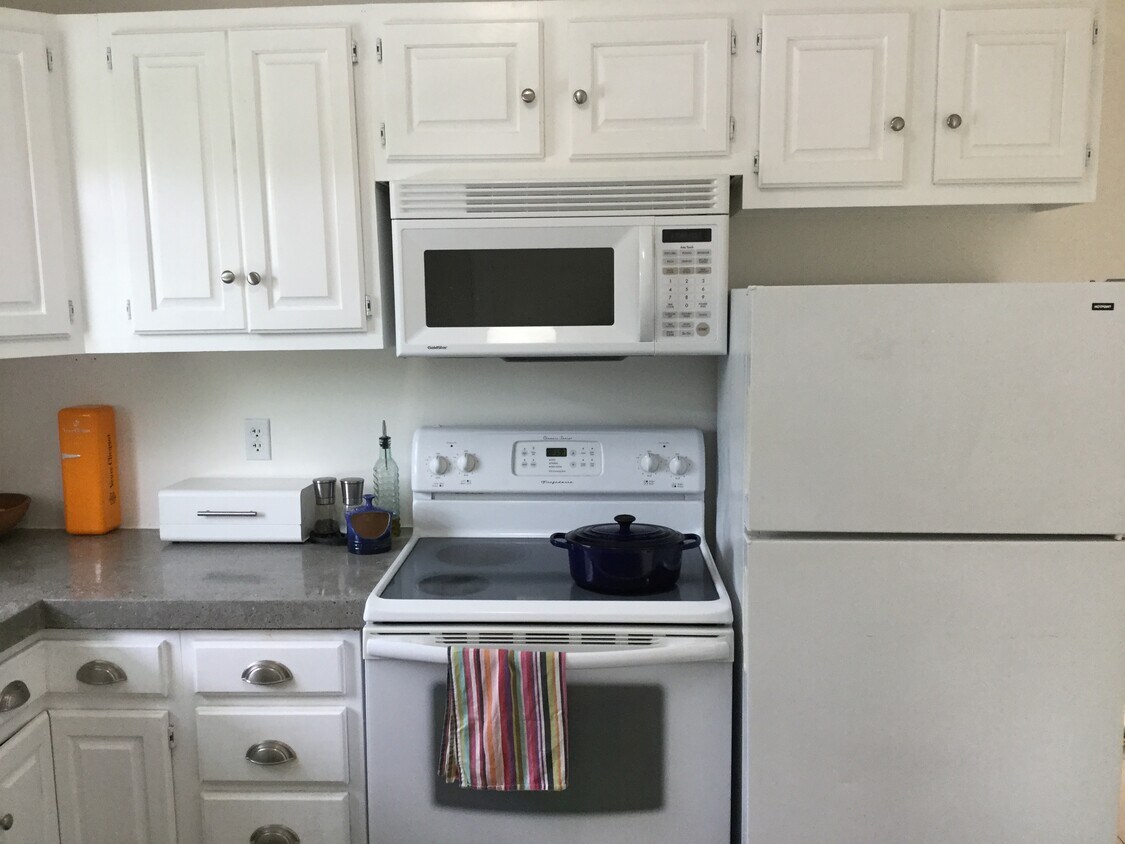 Kitchen - 874 Washington Ave