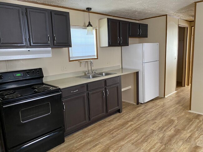 Building Photo - 221 Sweet Gum St