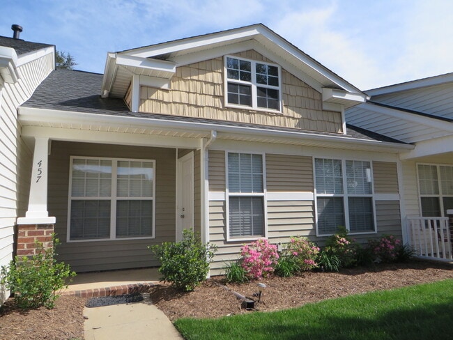 Foto del edificio - Super Cute 2 bedroom 2 bath townhome In Ro...