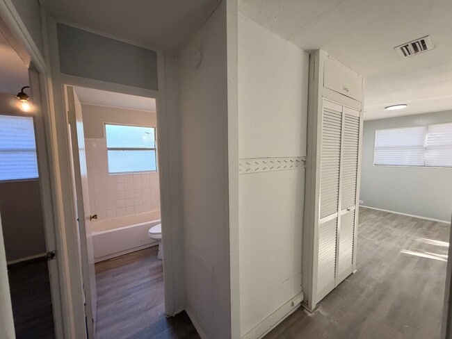 Building Photo - Updated & Affordable Gem in Westside Jax!