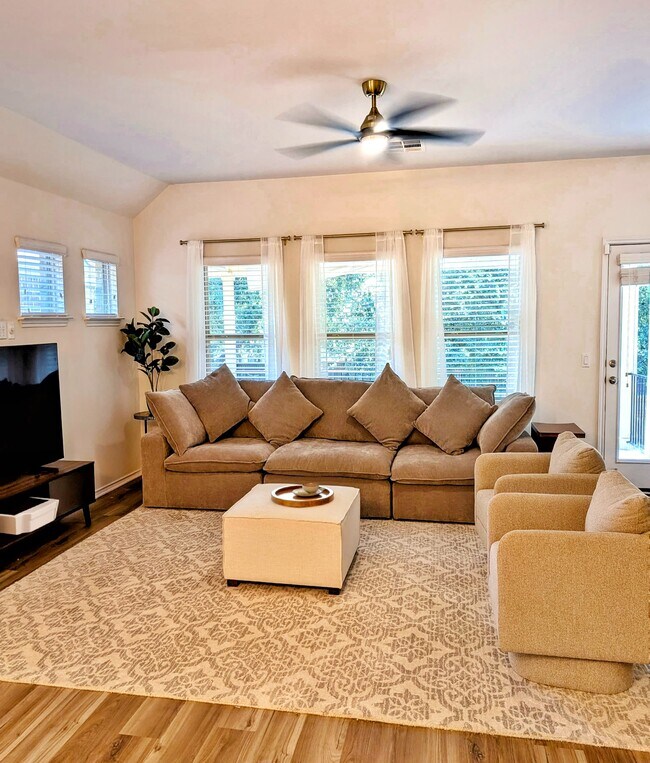 Foto del edificio - 9300 Sawyer Fay Ln