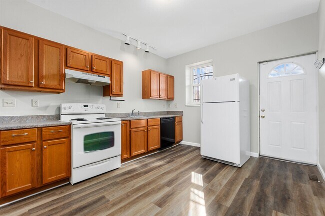 Cocina con puerta al patio - 3452 Humphrey St