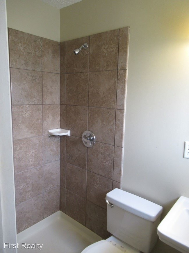 Foto del edificio - 1 br, 1 bath Apartment - 159 N. Donahue Dr.