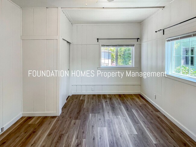 Foto del edificio - Adorable Downtown Bungalow - A/C - STORAGE - FOUNDATION