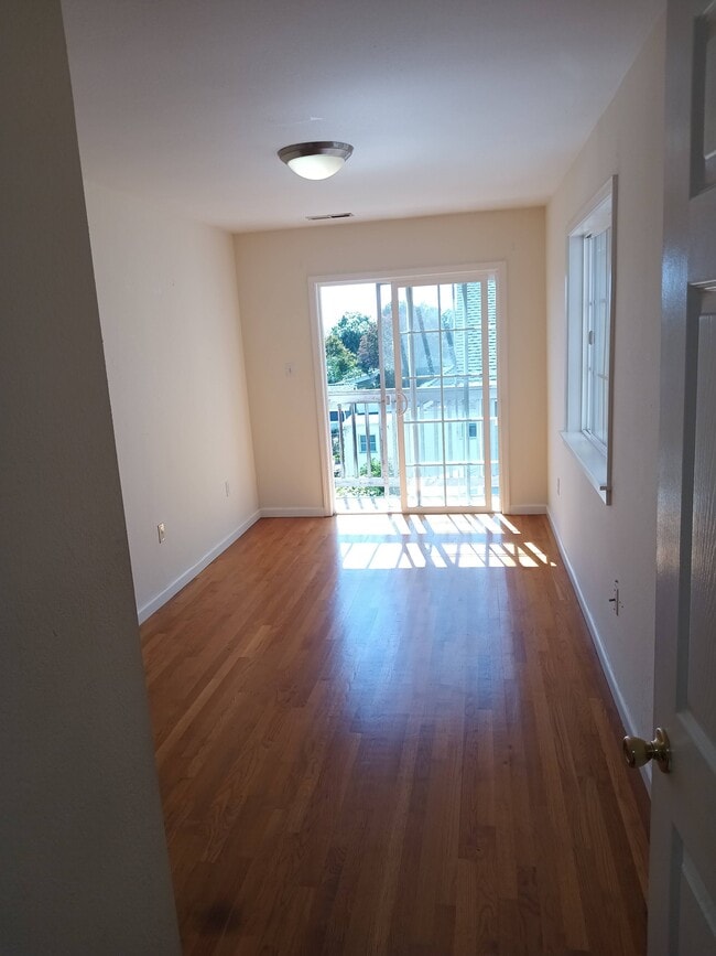 Sunny bedroom with balcony - 5521 Shattuck Ave