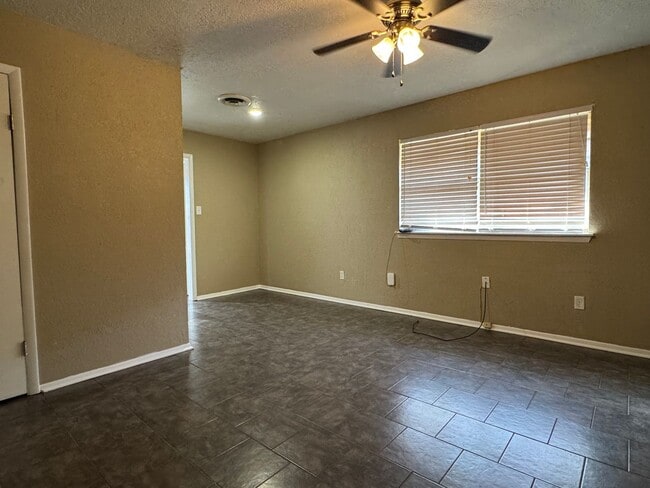 Building Photo - 6605 NW Denver Ave