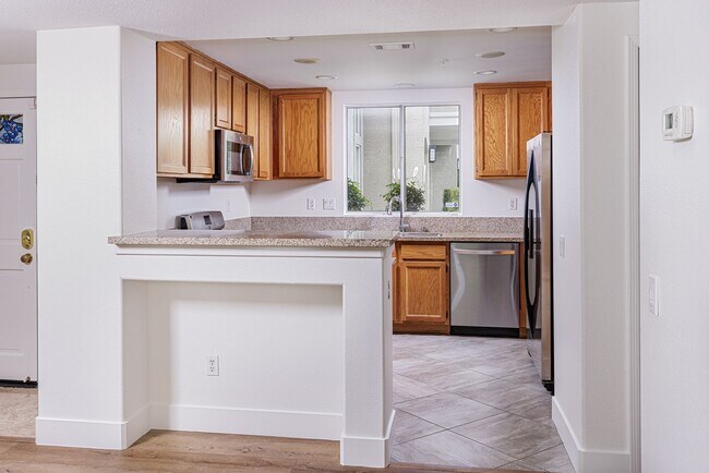 Foto del edificio - Charming Ground-Level Condo in California ...
