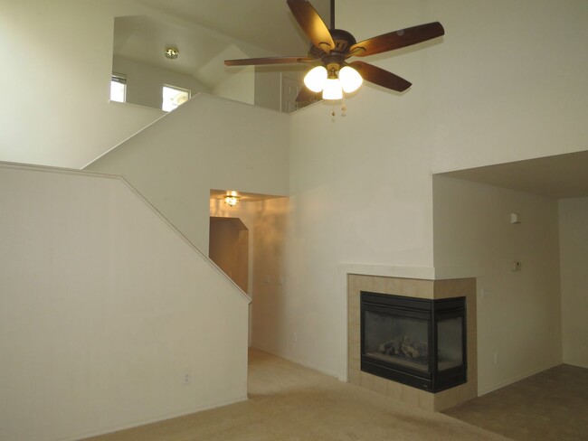 Building Photo - Beautiful 3-Bedroom House in Southeast Col...