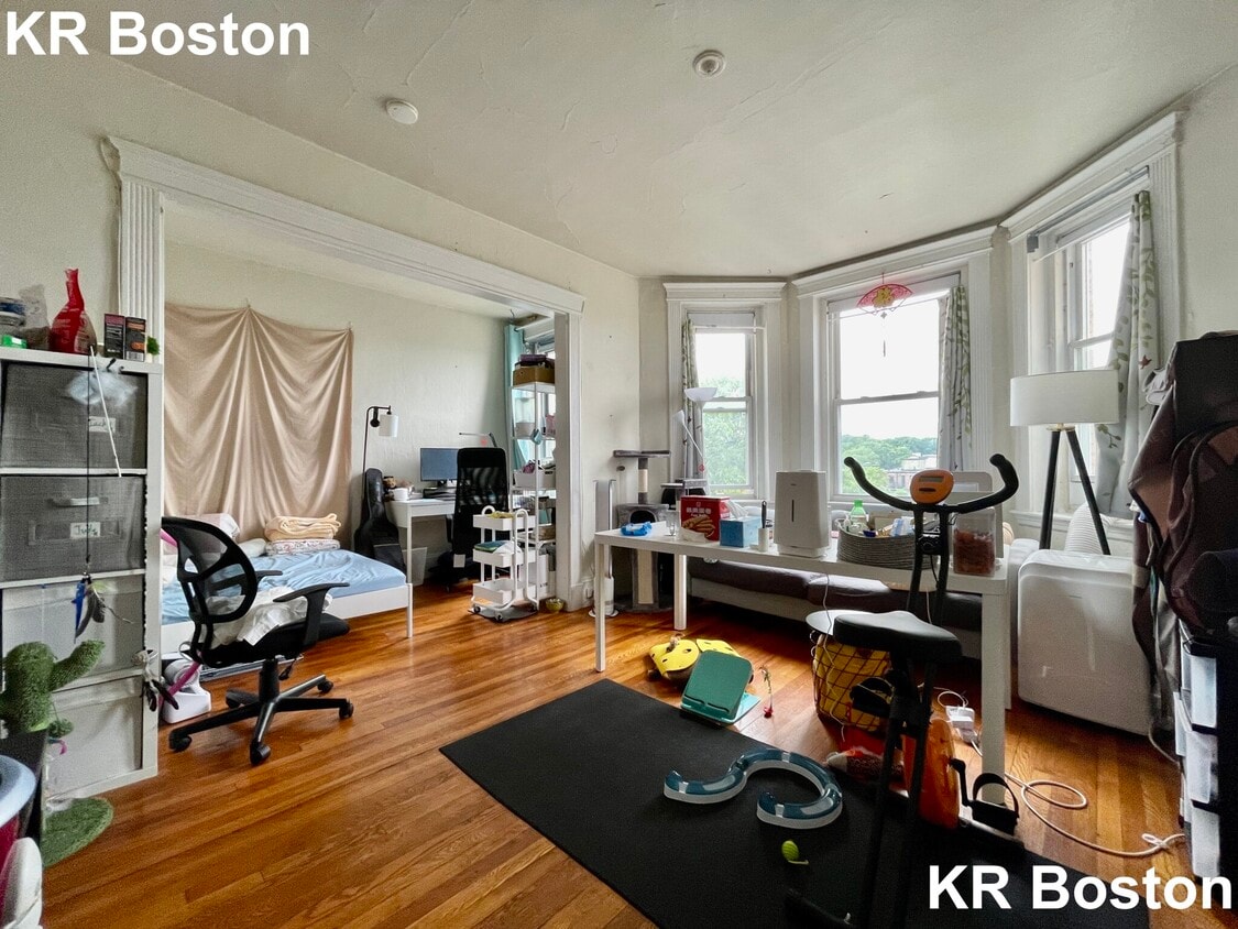 Primary Photo - 1355 Commonwealth Avenue