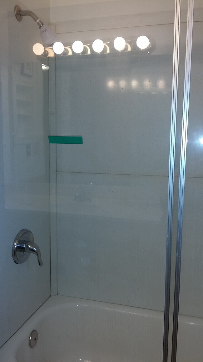 tub with door - 14231 Lake Hills Blvd