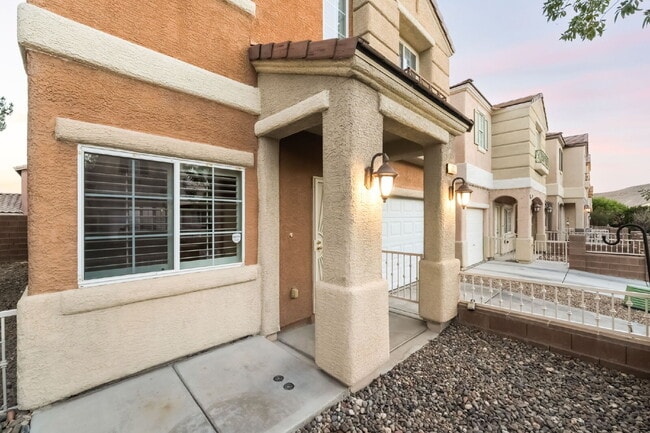 Foto del edificio - "Charming 2-Bed Oasis with 2.5 Baths in the Heart of Las Vegas with a 1 Car  Garage. – 1,404 Sq F...