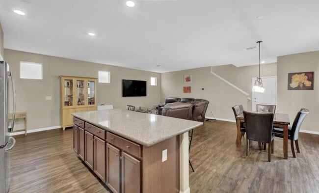 Building Photo - Stunning Natomas 5/3! PLEASE READ ENTIRE A...