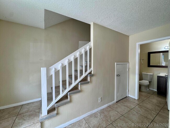 Building Photo - 704 Riverside Dr