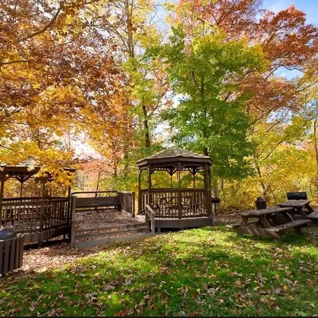 Building Photo - 5901 Mount Eagle Dr